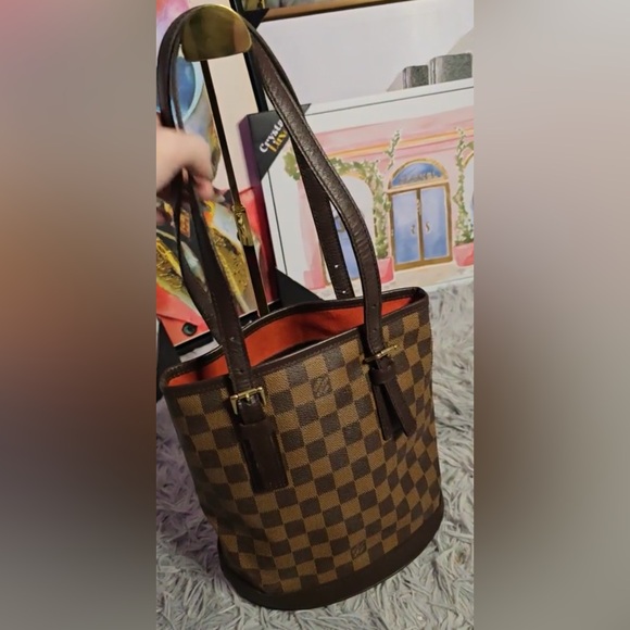 Louis Vuitton Handbags - Louis Vuitton Damier Ebene Marais Bucket Bag (EUC)
